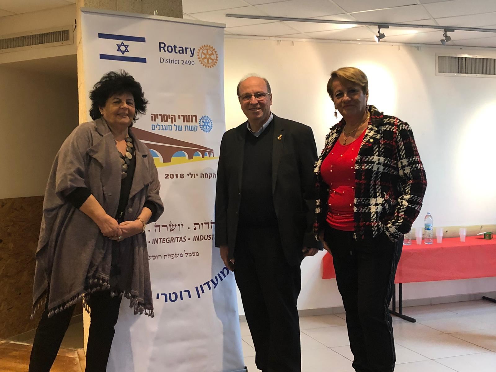נציגי עמותת לראות ביום בדיקות עיניים ברוטרי
