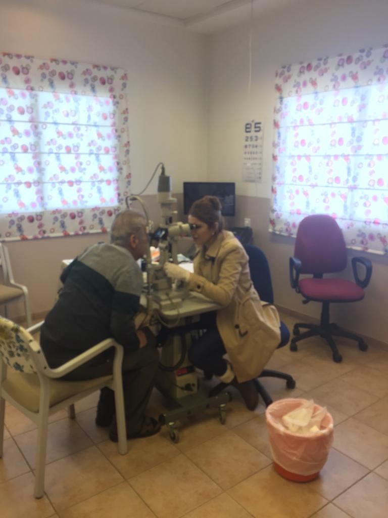 בדיקת עיניים למבוגר במרפאה ניידת עם מנורת-סדק