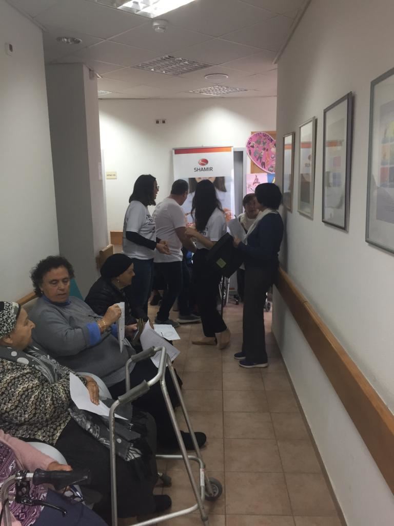 מטופלים ממתינים במסדרון לבדיקות עיניים במרפאה