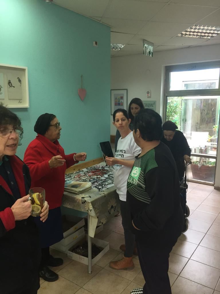 התאמת משקפיים לקשישים במבצע עמותת לראות