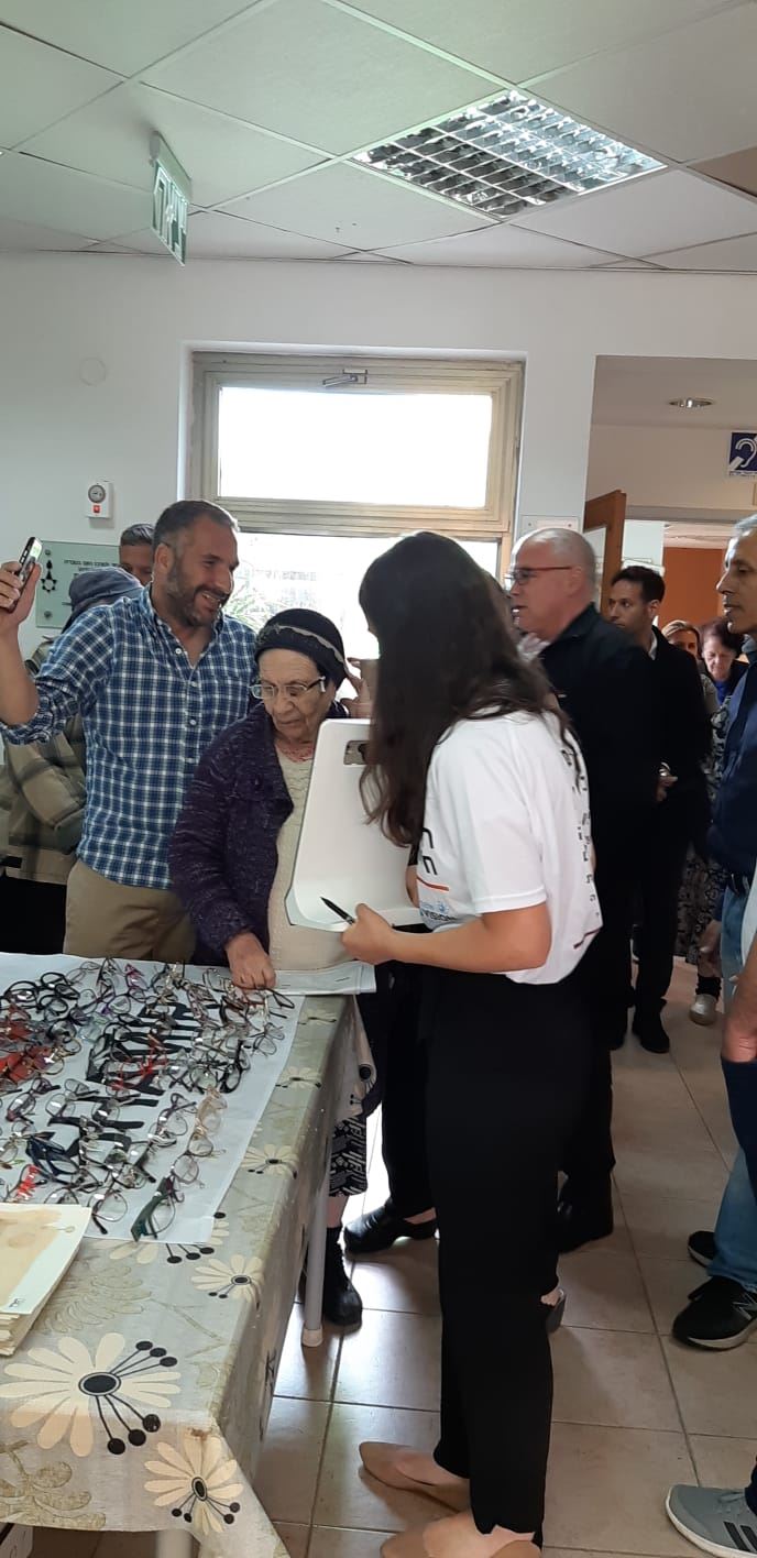 חלוקת משקפיים חינם לקשישים במבצע קהילתי
